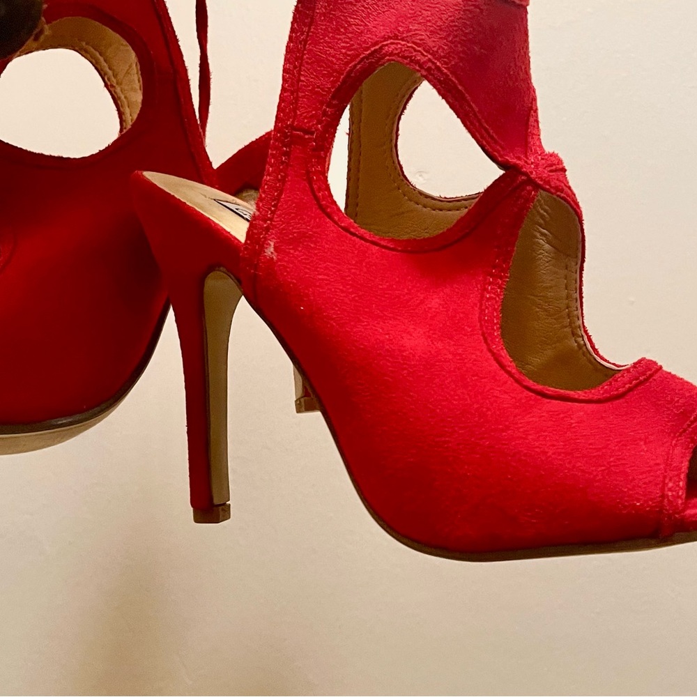 Red heels - Picture 2 of 3